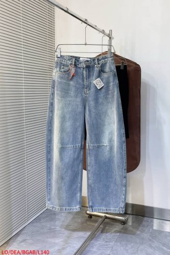 L140 Loloewe 25Ss月亮弯牛仔裤 定制典雅美纹粗斜牛仔料 质感卓越 舒适贴肤 以气球廓形为魂 膝盖之处 褶裥轻饰 层次感跃然而出 激光镭射技术 利