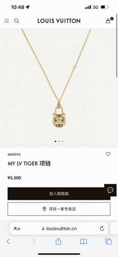 Louis Vuitton路易威登秀场情侣款My Lv Tiger虎头项链专柜同步在售。My Lv Tiger项链为威猛老虎形象装饰点Lv字母，再令Lv Cir