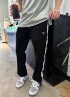 品名：prada 普拉达24Ss秋冬新款定制三角标针织织带休闲宽松运动卫裤 版型：宽松 颜色；黑色 尺码：M -L-Xl M 裤长99腰围74臀围104 L 裤