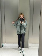 特价 Kolon Sport 可隆 斜线设计元素：这款冲锋衣汲取了 Odumak 金字塔帐篷的设计灵感，呈现出多处斜线设计。背后的斜线设计能引导水流下滑，避免打