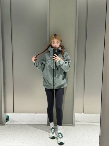 特价 Kolon Sport 可隆 斜线设计元素：这款冲锋衣汲取了 Odumak 金字塔帐篷的设计灵感，呈现出多处斜线设计。背后的斜线设计能引导水流下滑，避免打