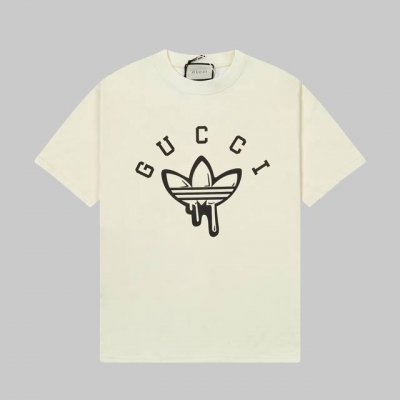 Gucci 古驰25Ss春夏新品前印花圆领短袖T恤， 三叶草搭配经典Logo，整体图案流畅处理，图案上有很多描绘设计的细节需要做到一步到位的处理。 定制240克