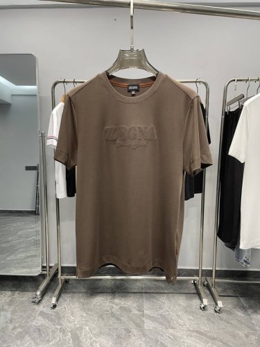 ez25Ss春夏新品男士高端简约圆领短袖T恤衫，香港洋行渠道货，纯正血统品质，经典王牌系列！ 胸前饰有经典品牌标识，以重磅刺绣体工艺精美呈现，属于灵魂式的存在，