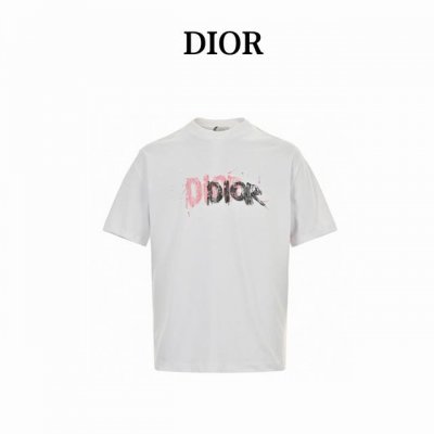 dior 迪奥 24Ss 手绘涂鸦字母印花短袖 280克双纱面料，手感超级柔软舒适，结合休闲风范与现代风格。采用 %棉精心制作，此款前后幅的工艺采用了刷漆似的涂