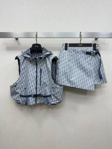 25Ss Dio *春夏新款 蓝色D字母提花系列 翻领夹克外套连帽马甲直筒裤片式裤裙 翻领宽松版型外套 连帽马甲抽绳口袋的设计 浅蓝色复古的D字提花时髦又高级