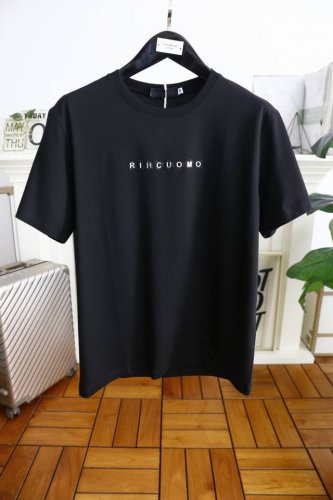 纪梵希. 25夏季新品！经典宽松版男士短袖时尚圆领单品设计，更加时尚舒适，高标准定制，上身非常有型，胸前奢华定制Logo 图案 客供辅料，客供进口高档定制棉面料