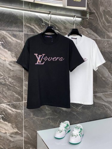 Louis Vuitton 25Ss 路易威登 高品质320克 胸前精工刺绣 原版面料 官方同款 短袖T恤 同缸染面料 手感非常舒服 春夏最新砖柜同步 时尚又个