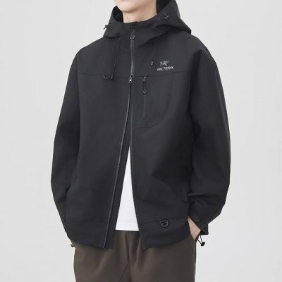 上新 Arc'teryx 始祖鸟连帽冲锋衣外套 始祖鸟25年春秋季新款，专柜同步新品！ 高品质的货！ 喜欢的千万别错过。 柜子同步款！ 贸易公司出口订单货，始祖