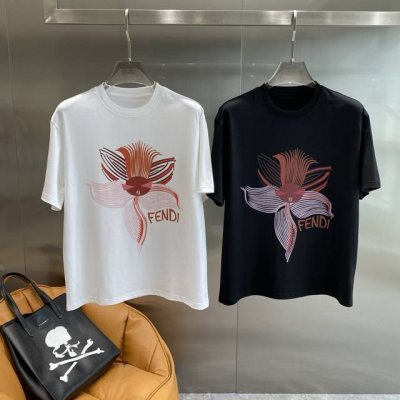 芬家 Fendi T恤 简约大气，胸前那朵色彩绚丽的花朵图案太吸睛啦，搭配上“Fendi”字样，时尚感与艺术感拉满 面料亲肤柔软，M-3Xl 隔天