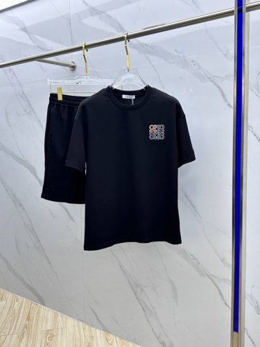 loewe*罗意威 春夏套装版型M-Xxxl 最新最顶级平纹黑色贴标刺绣套装，定制面料 顶级品质在售，一站式制作工艺，采用进口高端订制进口丝线手感一流！上身挺拔