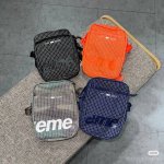 xy潮包上新，P50 款号：2431款 跑量款 颜色：黑、橙、迷彩、蓝 产品名称：Supreme Ss24小斜挎包、Supreme 迷你单肩包 一直想入手Sup