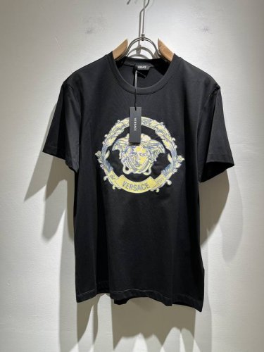 versa*E 范*哲2025春夏新款男女同款情侣短袖T恤，潮流轻奢新品登场 原单复刻产物 高端品质 市场最高版本 米兰时装设计师款 先睹为快，独家现货发售；客