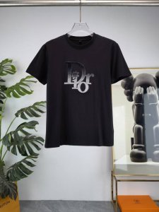 Dior 迪奥 2025Ss春夏最新款圆领时尚短袖T恤 官网同步 专柜纯棉面料 贴肤舒适 耐看又好穿 经典简约Logo设计 原厂工艺一丝不苟 型男必备单品 码数