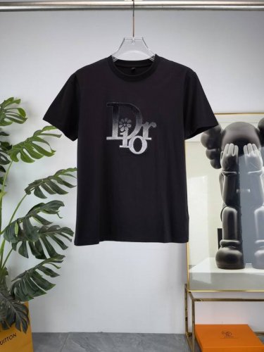 Dior 迪奥 2025Ss春夏最新款圆领时尚短袖T恤 官网同步 专柜纯棉面料 贴肤舒适 耐看又好穿 经典简约Logo设计 原厂工艺一丝不苟 型男必备单品 码数