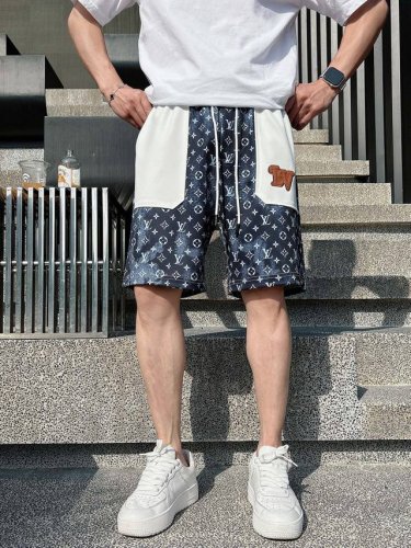 Lv 2025春夏新款男士休闲短裤 高端货简洁时尚大方 定制原版进口面料 简洁利落又清爽 品质做工细节经得起任何形式检验简约大方百搭款 上身优雅帅气，焕然一新的