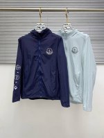 新品 蒙口渠道精品.2025Ss春夏新款运动服夹克防晒服外套！防晒衣经典之余增添了与时俱进的时尚感,型男靓女的最佳选择.新型轻量绢丝纤维尼龙面料,轻盈透气,绗缝