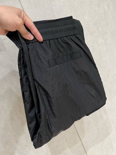 prada 男士精品休闲裤顶级面料休闲裤，最新款上身版型无敌正绝对可以闭眼收的一款此款裤子非常百搭，弹力腰围,日常上班户外运动都可以穿着，是时尚休闲与户外运动的