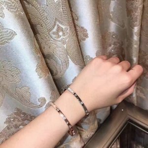 Cartier 卡地亚独家高品质通体316L钛钢材质火爆窄版宽板卡扣手镯 专柜全套包装 高端原版购入1：1定制 螺丝印 手镯 精工打造 认准最高版本 三色三码