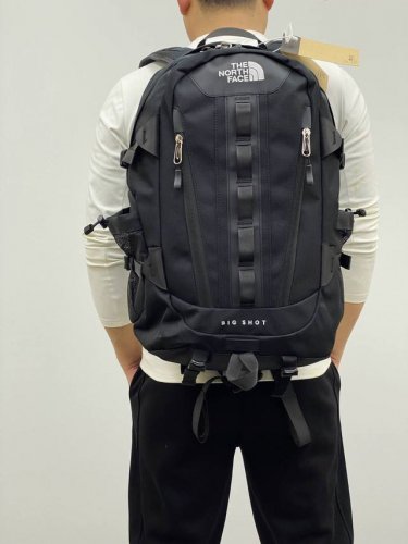 高版本品质 北面新款男女情侣同款双肩包 背包 专柜最新款同步发售北面三色双肩包 全刺绣Logo标志 肩带有插抠 可防止脱落 ，五金定制拉链头 带有北面Logo，