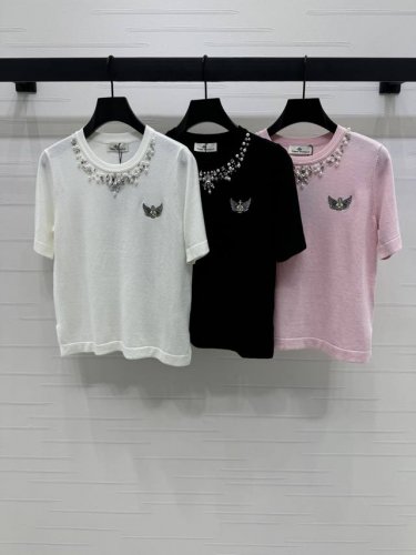 上新原单高端品质 Vivienewestwoo* 2025春夏最新系列！水钻圆领针织短袖！定制丝毛纱线织造 质感高级 舒适柔软 圆领针织短袖剪裁 领口环绕珍珠水