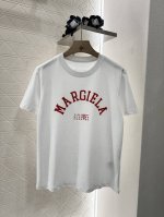 mm6*2025新品上架 圆领印花字母 定制Yb原生全棉材质 透气舒适 质感十足 常规T恤裁剪 剪裁简约高级 自由不羁 凸显品牌格调 采用克重纯棉制成 略带有弹