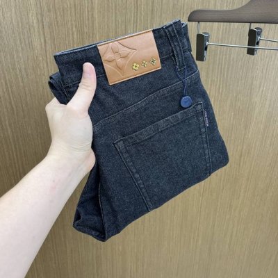 新款 Lv 高端定制 2025早春最新款牛仔裤 柜台同步发售 原版定制复刻 客供五金辅料 原单品质 进口牛仔面料重工洗水 精品皮牌 做工走线精细 上身绝佳 Fm