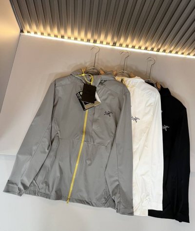 arcter*X始*祖鸟 2025春夏新款男女同款防晒衣夹克外套，户外品牌可能大家第一想到的就是加拿大鹅、始祖鸟。给人一种标签试的感觉！除了在款式设计上颇有造诣