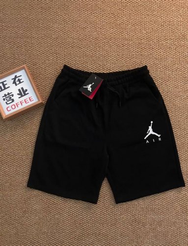 Jordan 乔丹 飞人夏季最新款基础黑色五分休闲短裤 采用重磅华棉面料，触感柔和、垂感强，穿着体验感好 4-5级水洗色牢度不易褪色 面料采用水洗印染工艺 水洗