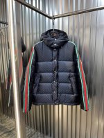 gucci 古驰 羽绒服时尚双G撞色拼接织带羽绒服 双G满Logo连帽羽绒服 这款拉链羽绒服是焕新推出的配饰和成衣系列中的一款 再生尼龙由可回收利用的缝纫线和辅