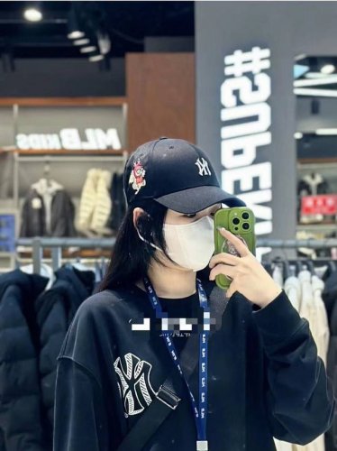 上新 Mlb龙年生肖限定款卡通图案芭比龙共舞情侣款棒球帽 专柜刚刚发售特别火爆鸭舌帽 遮阳帽 金线刺绣图案Logo饱满有型，立体感强 精梳棉面料吸汗透气 版型板