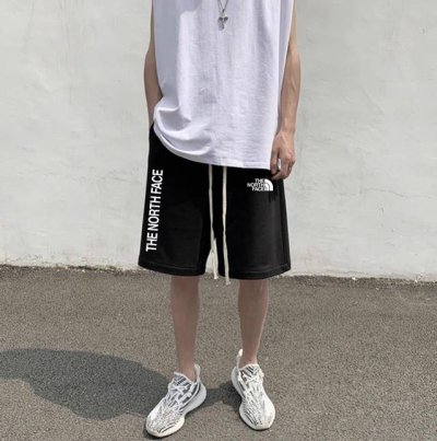 The North Face 北面Tnf侧拼花型夏季运动宽松短裤 品质好货｜兼运动与潮流｜超百搭 甄选新疆21支360G华棉面料 最大的优点就是柔软轻薄透气 会
