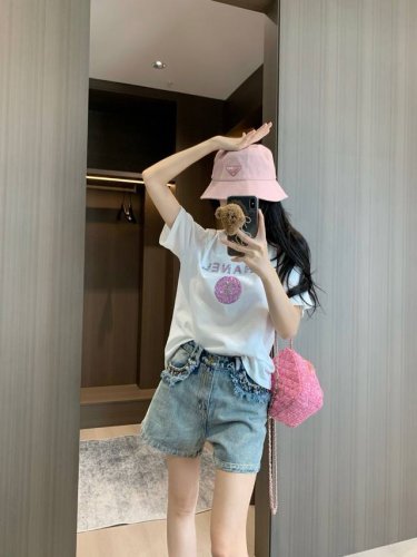 上新 Chane 小香 重工铆钉流苏绣花牛仔短裤 双重酵素浅色怀旧洗水，拉长腿部线条 口袋柳钉装饰设计感视觉十足。超好搭配 春夏打造辣妹神器 凹造出多元化风格不