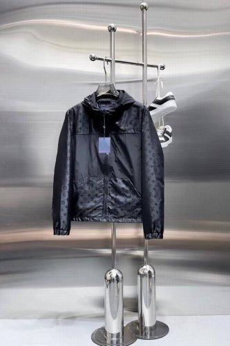 Louis Vuitton 路易威登Ss25 Lv满印提花暗纹拼接连帽外套冲锋衣 官网同步 面料：定织定染提花面料聚酯纤维材质上身柔软舒适 原版购入面料 内胆