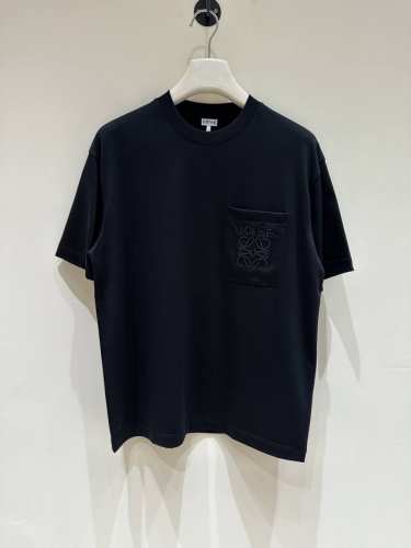 新品 Loe家族男士简约圆领短袖T恤，贸易公司渠道货，25年夏季新品，官柜同步售卖，经典明星级单品！ 整体的设计符合Loe家美学设计，运用了经典的品牌元素，完美