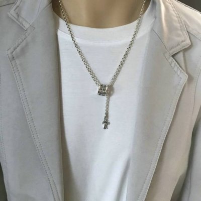 克罗心Chrome Hearts十字花小蛮腰配十字架吊坠项链 独特十字花镂空造型，搭配十字架吊坠，整条项链克罗心元素满满。 尺寸：50Cm