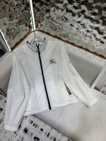 burberry 新款防晒风衣外套 贴布绣花装饰 质感细腻软糯 经典减龄单品 设计时髦版型不挑人上身巨显瘦 高品质 单色尺码 Sml