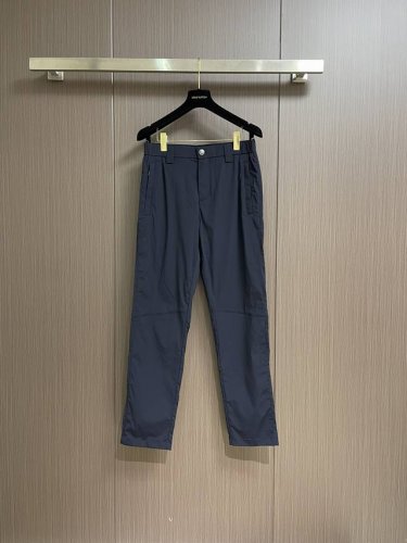 prada 2025Ss早春新款休闲卫裤 定制原版面料五金。经典Logo标识，时髦显瘦于一体的裤子，修身有型，上身超级舒适！轻薄柔软，百搭又不挑人！尺码：30-