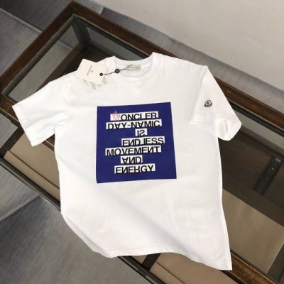 Moncler蒙口 夏季新款短袖T恤 胸口字母由印花设计+侧袖品牌徽标章仔点缀 该款T恤是Moncler纯粹个性与功能性的结晶 专为打造休闲造型而设 适用于搭配