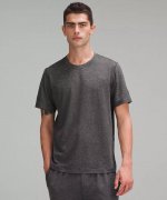 无敌推荐！自留好货！ Lulu Lemon Soft Jersey系列轻盈四色速干短袖T恤 180G百酷丝面料，细腻的肌理结构。 无束缚的穿着体验，其速干功能可