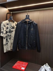 Chaon 范思哲 2025秋冬专柜新款休闲时尚夹克外套 超前卫设计风格 品牌Logo重工点缀设计 细腻舒适 穿着非常轻便不易起皱。多重重工艺 整体的设计颇具视