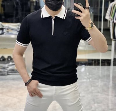 普拉达 2025Ss春夏最新大爆款精品短袖T恤，定制进口轻柔伊力特面料，时尚大牌元素Logo点缀，会呼吸的面料，质感细腻柔软，贴身冰爽顺滑。吸湿排汗，简约大方又
