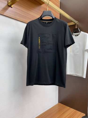 芬迪 Ss新工艺Logo纯棉质阔版圆领男士短袖T恤，新季新推系列将标识巧妙融入设计，塑就一系列充满复古风情的运动风单品。在这款百搭T恤上，带着一丝怀旧意蕴的图案