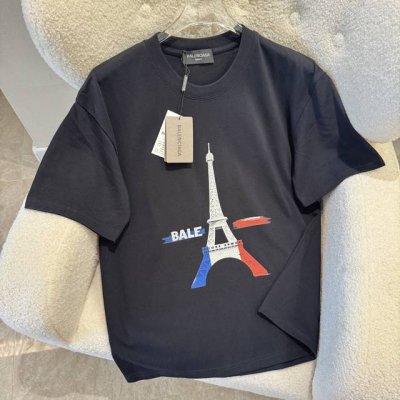 Balenciaga巴黎世家 25Ss夏季巴黎260克短T 法国巴黎埃菲尔铁塔的数字插图 用红色 白色和蓝色绘制了法国国旗 文本 Bale 用蓝色写在图像的左侧