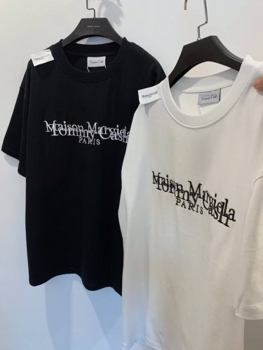 25夏款 发 新品上新 Maison Margiela马吉拉 X Tommy Cash联名款刺绣Logo短袖T恤 重磅精梳280G纯棉双纱面料 百灵达万针刺绣工