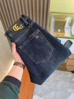 古奇 新款来袭2680新春爆款新品 专柜有售 实体店极品牛仔裤专柜原版1:1好货，适合各个年龄段。市场最高版本的欧洲进口面料。舒适柔软亲肤，上身效果超级棒时尚百