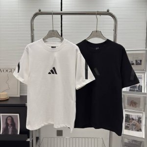 Adidas 阿迪达斯三叶草经典情侣款纯棉短袖 -阿迪专柜经典常青款短袖 -采用230克高克重纯棉面料，厚重有垂感，面料质感随意对比 -领标和胸前Logo均采用