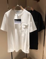 prad*A普*达2025春夏新款男女同款短袖T恤，最新款全网独家首上！！~既经典有时尚百搭，谁不爱啊，将经典再次展现，非常的耐看，自带低奢光环与辨识度！Pr*