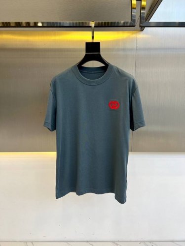 Gucc古驰、2025S春夏新品定制面料休闲短袖，这款定制纯棉高克重面料 T 恤饰以同色调刺绣图案，采用轻柔舒适的棉质平纹布制成，略微宽松的衣身上带有品牌 Lo