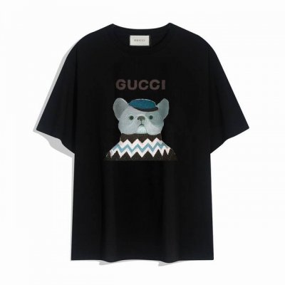 Gucci古驰新款短袖T恤,简单的设计看起来特别大方 版型剪裁特别有讲究 上身很洋气显瘦内搭外穿都看高密针织圆领设计 平整简约 亲肤透爽 T恤面料的柔软性舒适性
