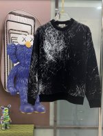 麦昆 Mcqueen Ss新款 长袖 圆领 卫衣，高端版本！专柜定制面料 透气舒适度高，细节无可挑剔，品牌元素设计理念，体现高品质。手感细腻柔软！呈现休闲裁剪，